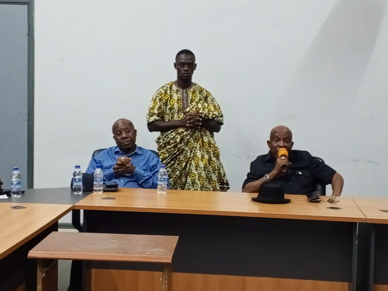 Benoît Kamena Brown (au micro) a échangé avec les cadres d’Ebounou sous-préfecture
