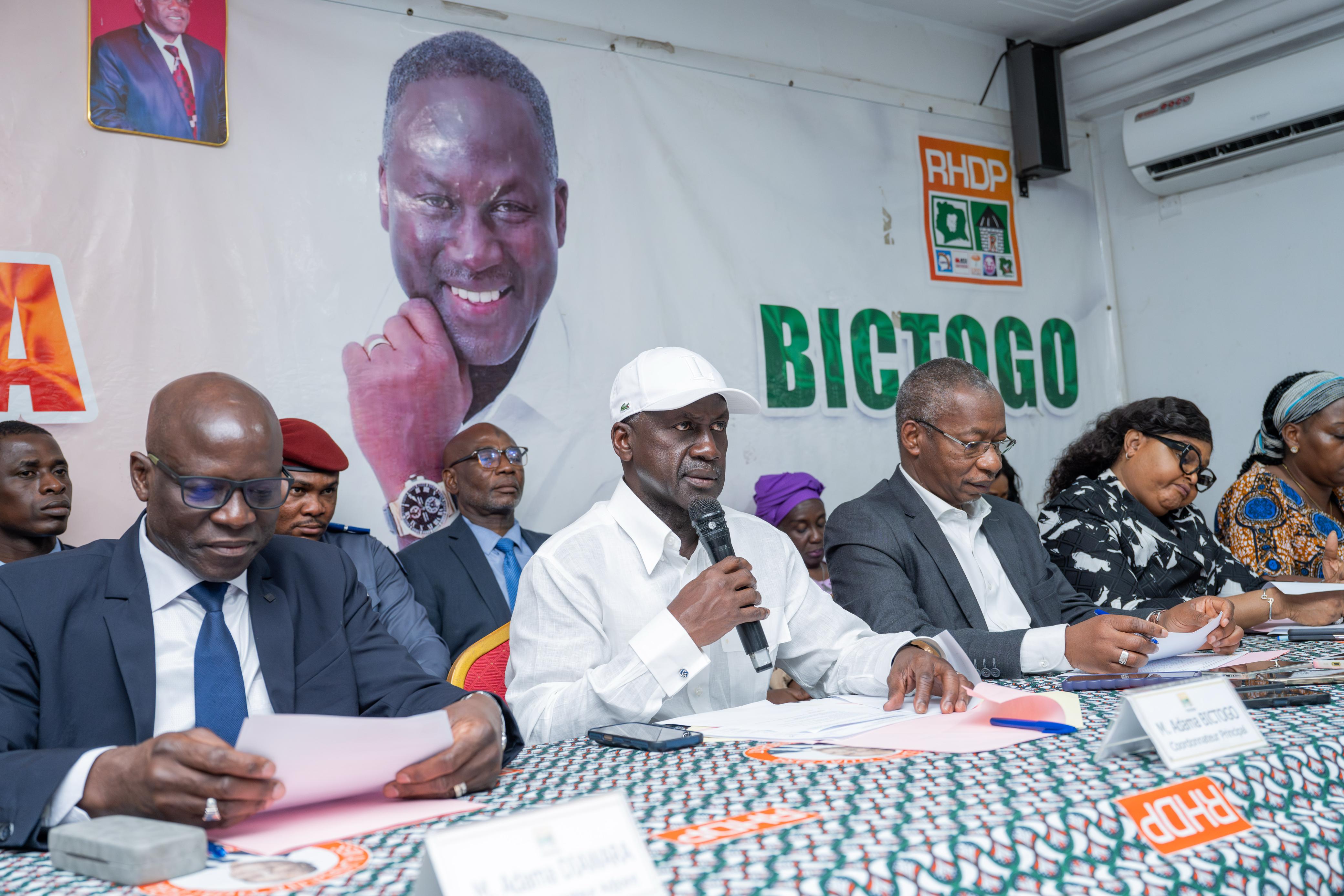 Adama Bictogo (au micro) veut maîtriser Yopougon pour Alassane Ouattara.