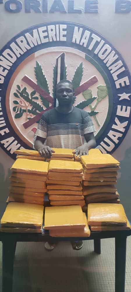 La gendarmerie a surpris le dealer présumé à son domicile. 