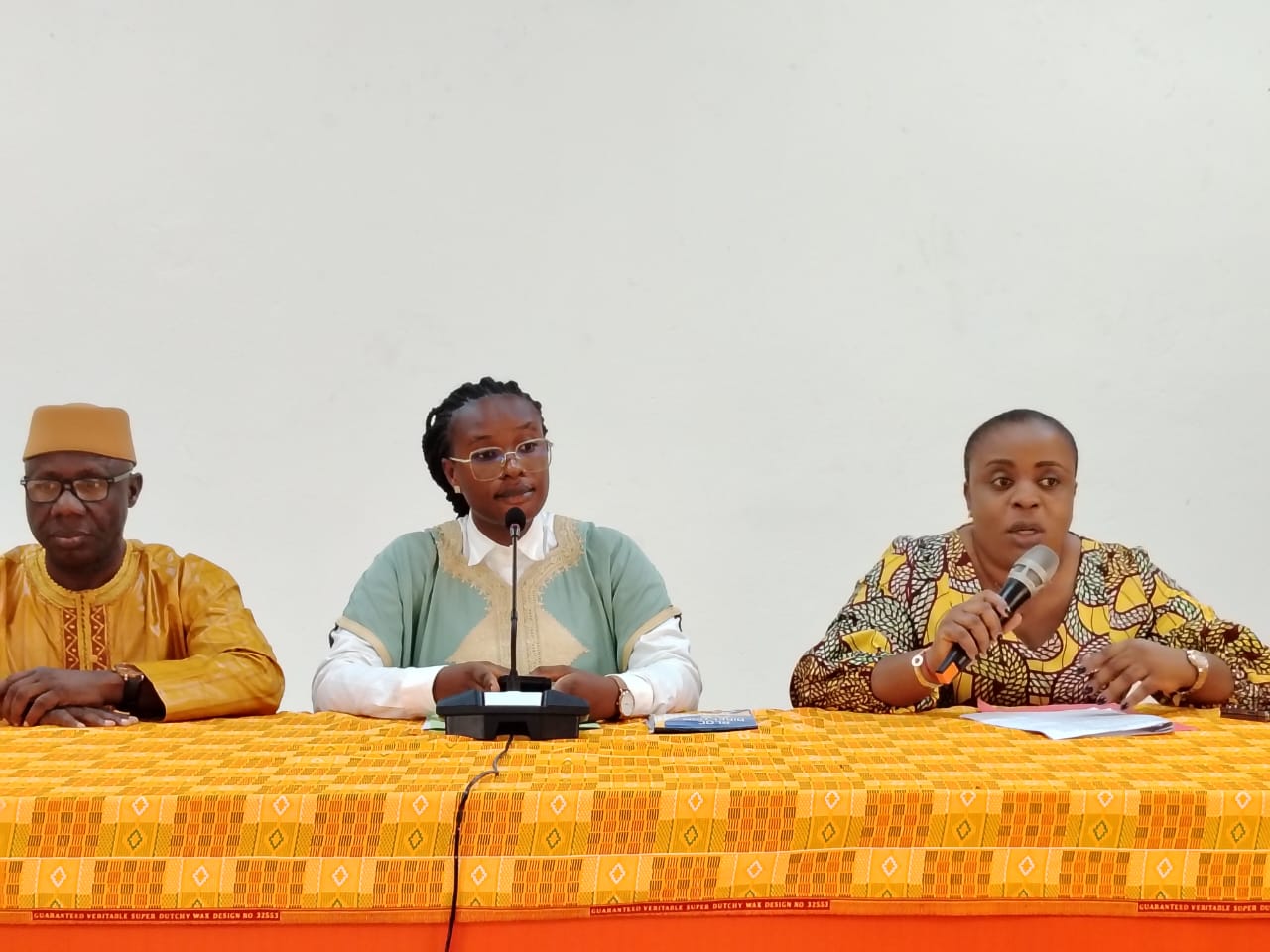 Doré Marie-Louise (à droite) a conduit la délégation du médiateur de la République à Anyama, Songon et Bingerville.