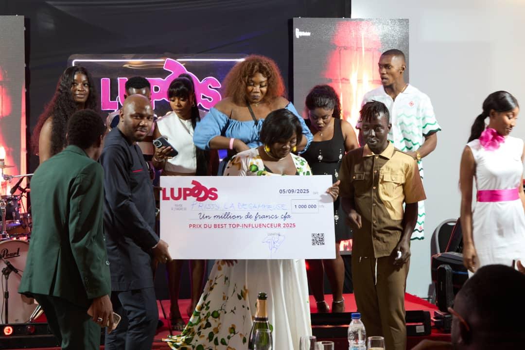 Prissy La Degameuse (au c,), heureuse de recevoir son prix des mains des organisateurs. (Ph. DR)