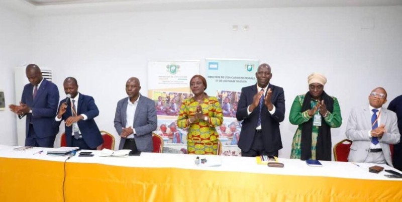 Dans l’une des classes du Lycée moderne d’Angré, la ministre Mariatou Koné s’est réjouie de voir enseignants et apprenants déjà en activité. (Ph. DR)