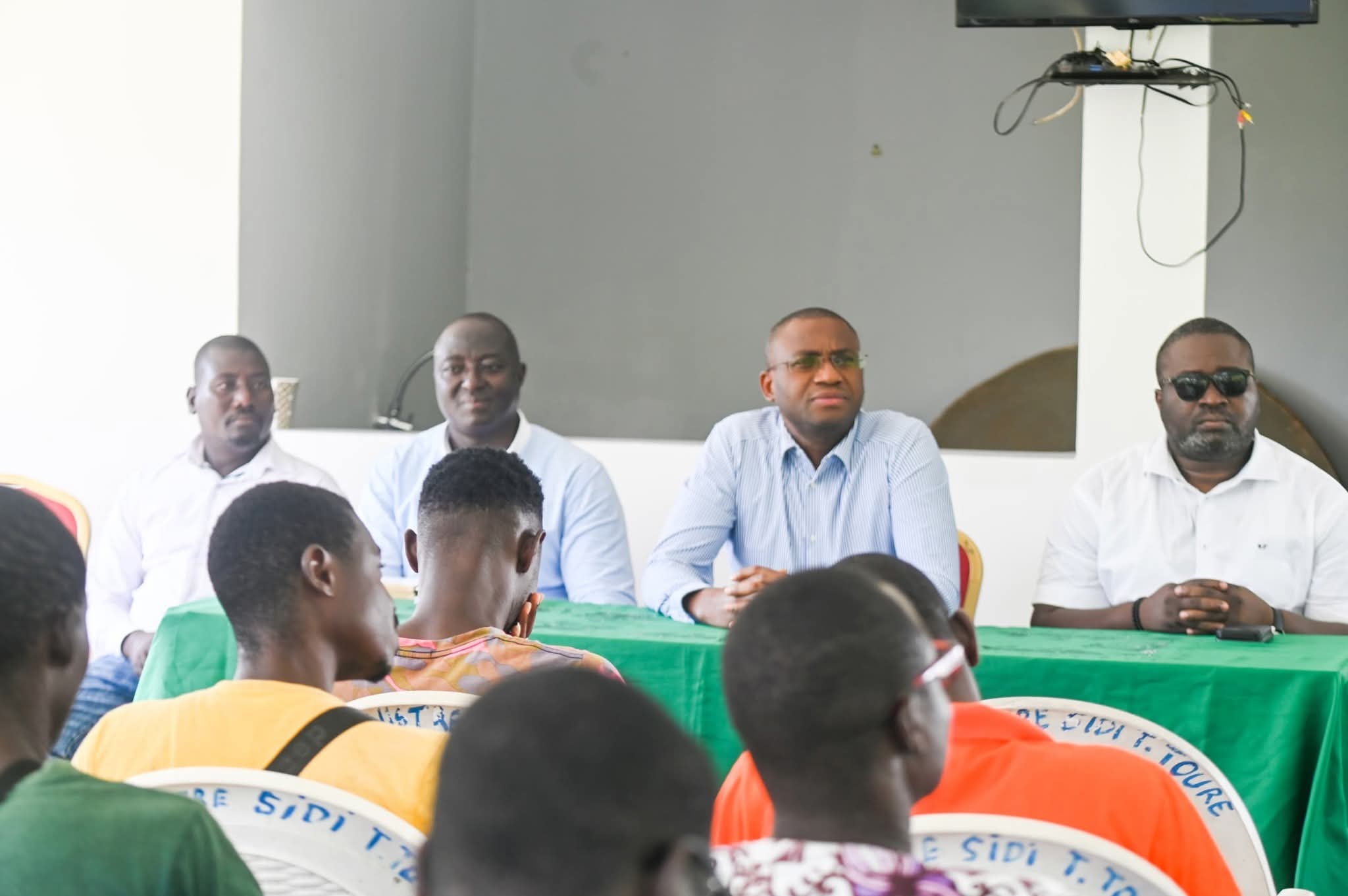 Sidi Touré (2e à droite) met en mission les jeunes de Béoumi. (Ph. DR)