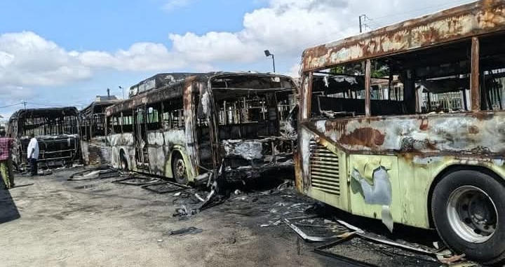 Des bus calcinés à la gare Sotra de Koumassi. (Ph. DR)