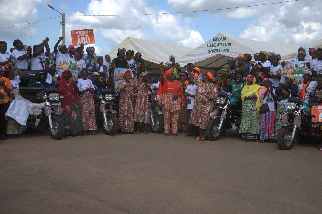 Harlette Badou Kouamé N’Guessan procédant à la remise de 17 motos-taxis aux responsables d’associations féminines du département d’Arrah.