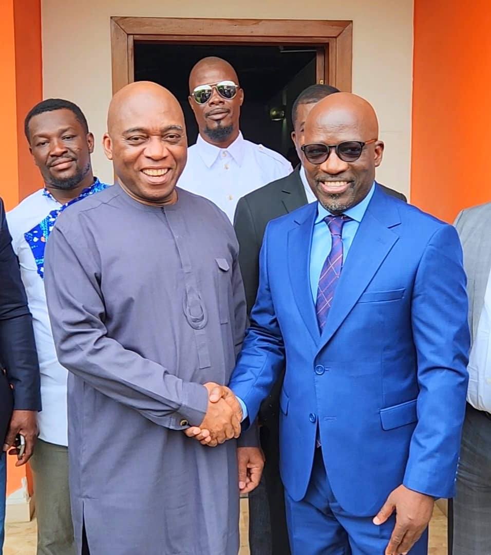 Ahoua Don-Mello (à gauche) a partagé sa vision pour la Côte d’Ivoire. 