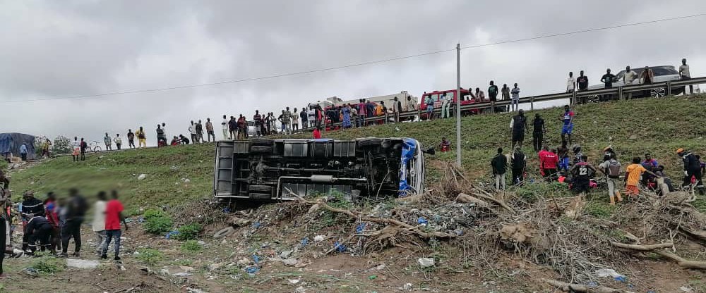 Les secours sont intervenus rapidement après l’accident du car de Lanfiara Fc d’Attécoubé. 
