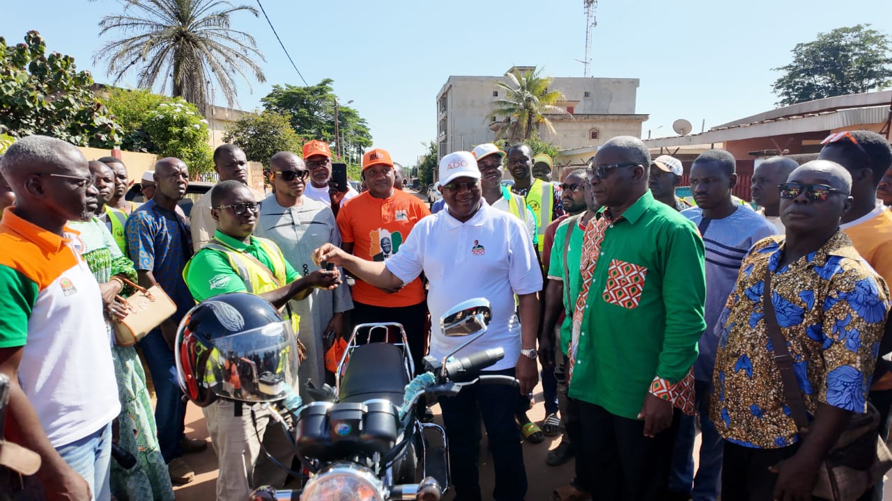 Amadou Coulibaly (au centre) remettant les motos. 