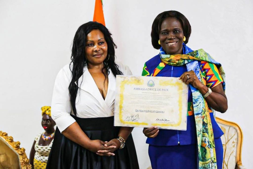 Simone Ehivet Gbagbo a reçu avec le sourire sa distinction d’ambassadrice de paix.