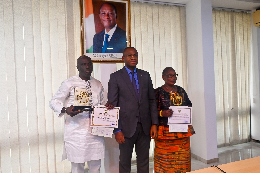 Sidi Touré (au centre) a demandé aux lauréats de redoubler d’ardeur pour atteindre le sommet.