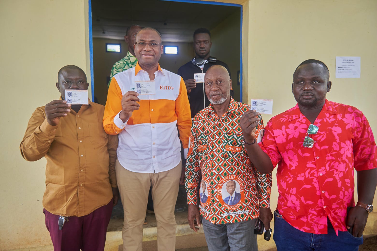 Sidi Touré (2e à partir de la gauche) a donné l’exemple en retirant sa carte d’électeur.