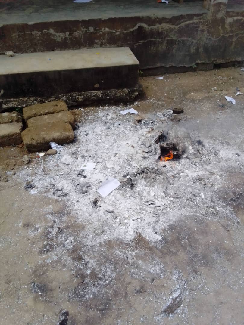 Des urnes ont été incendiées.