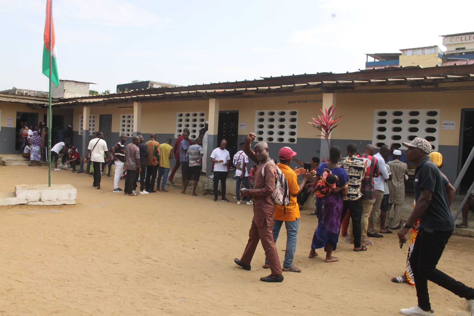 Dans cette école, les électeurs étaient, en tout cas, présents pour accomplir leur devoir civique. 