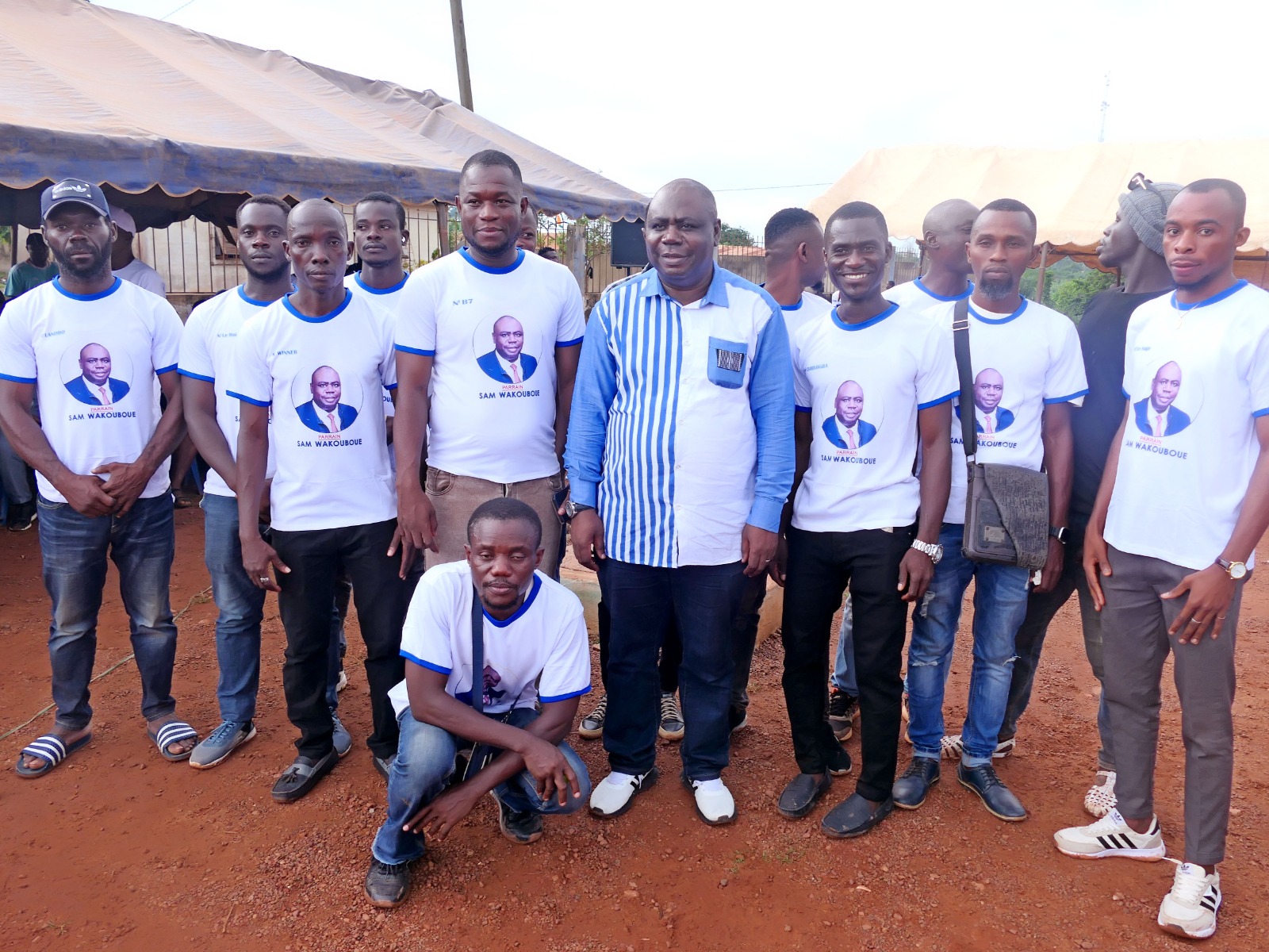 Sam Wakouboué (en chemise) a parlé avec les jeunes de Niambézaria. 