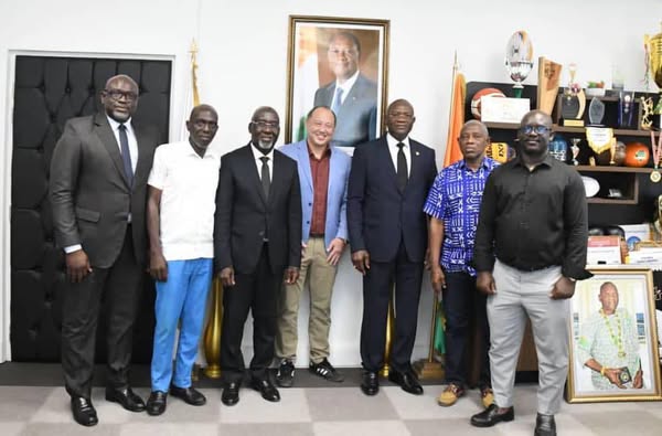 Adjé Silas Metch (3e à partir de la dr,) a invité les dirigeants de la Five à offrir des qualifications à la Côte d'Ivoire. (Ph. DR)  