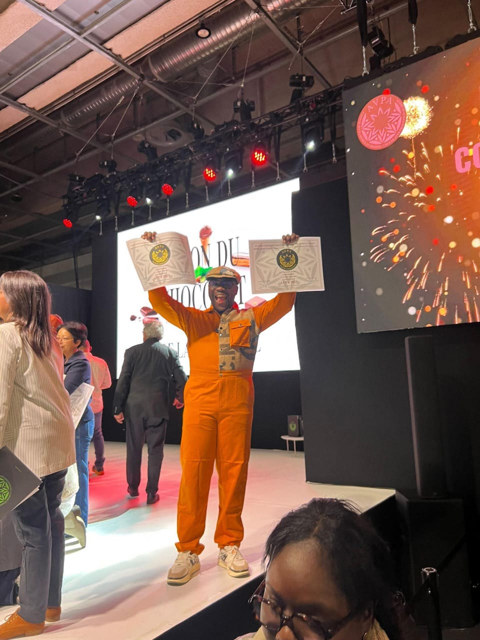 Axel Emmanuel brandissant fièrement ses deux distinctions.