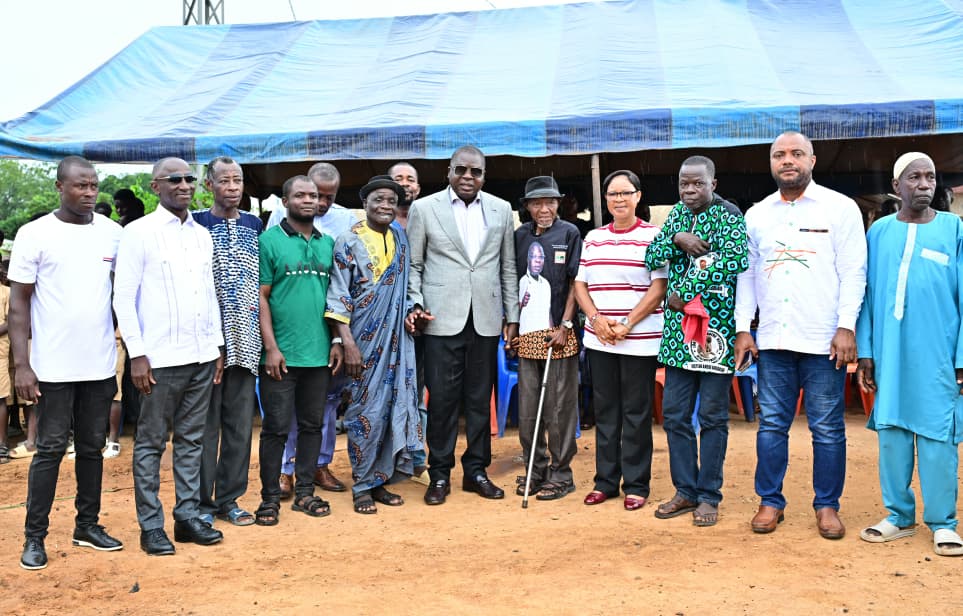 Le ministre Amédé Kouakou (au centre) a appelé les populations visitées à se mobiliser pour les législatives.