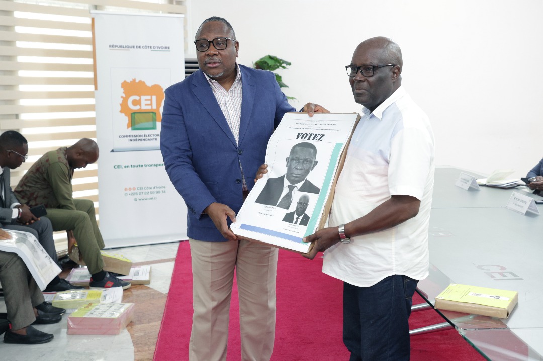 Coulibaly-Kuibiert (à gauche) a remis les affiches et spécimens aux candidats, avant l’ouverture de la campagne pour les législatives.