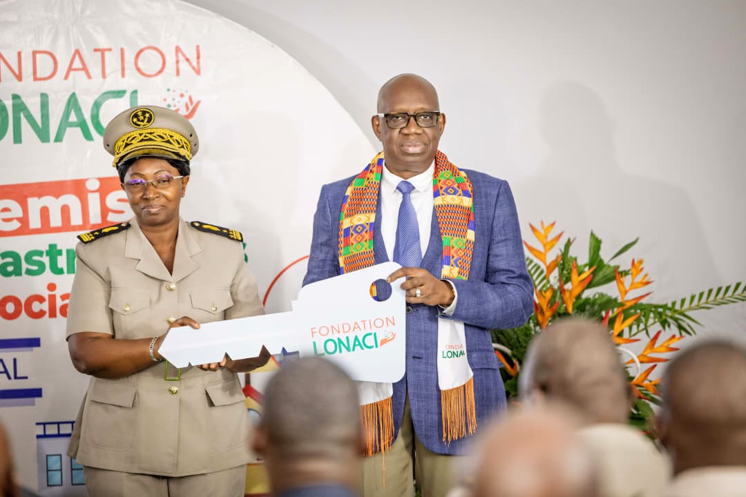 Dramane Coulibaly remettant une clé à la représentante d’une localité bénéficiaire. (Ph. DR)