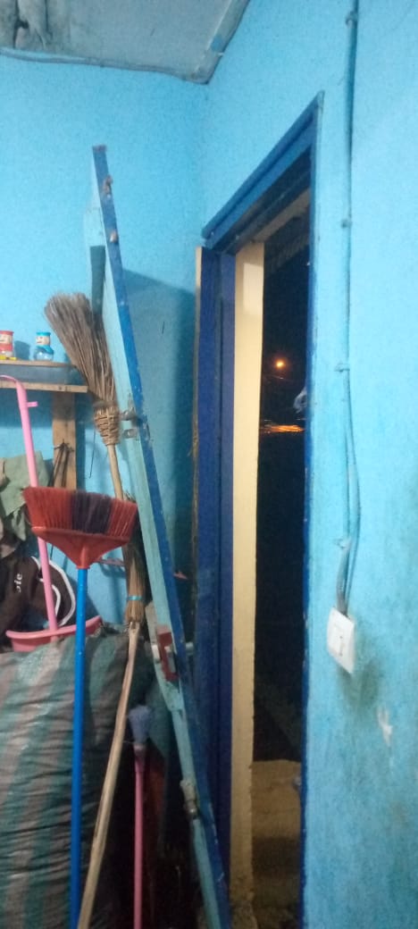 Une vue de la porte arrière cassée.