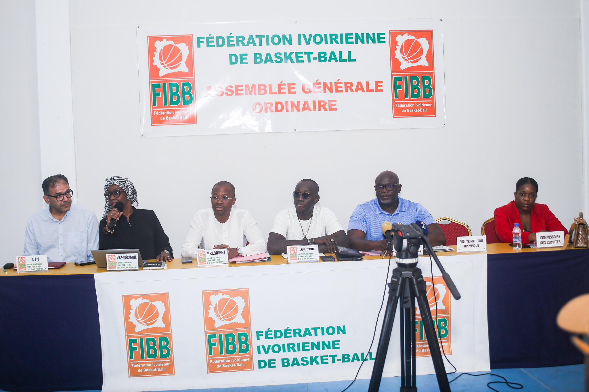 Le président Moussa Diarra (3e de g. à d.) a remercié l’ensemble des membres pour la confiance renouvelée au comité directeur. (Ph : DR)