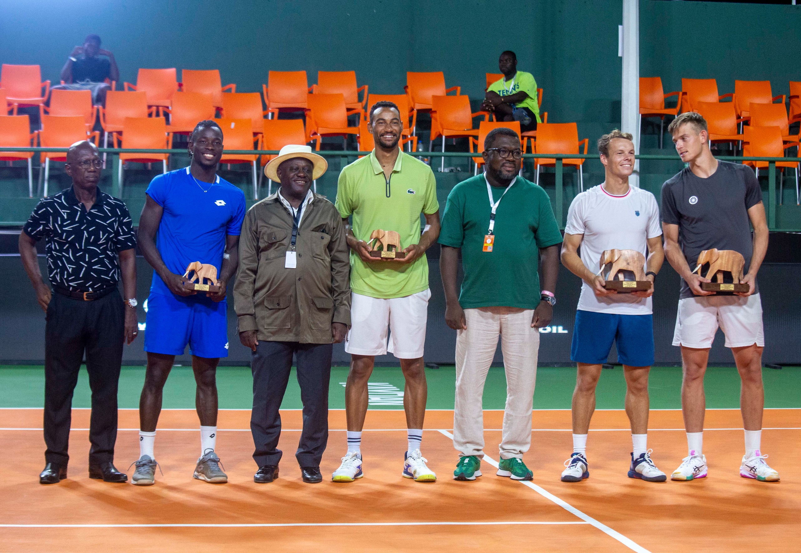 Les vainqueurs et les finalistes ont posé avec les autorités.