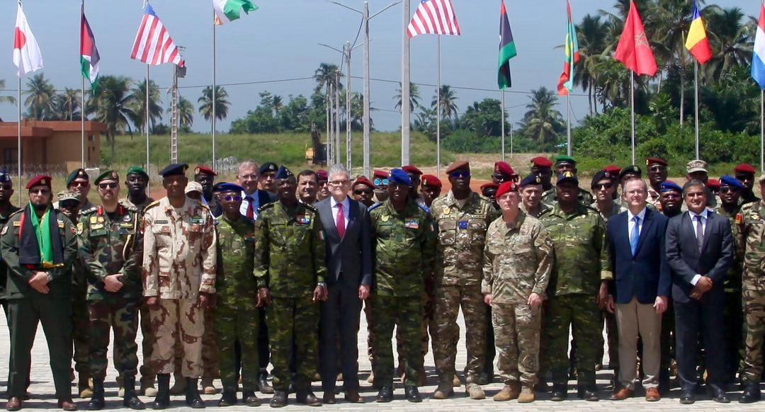 Officiers, sous-officiers et diplomates ont uni leurs forces.