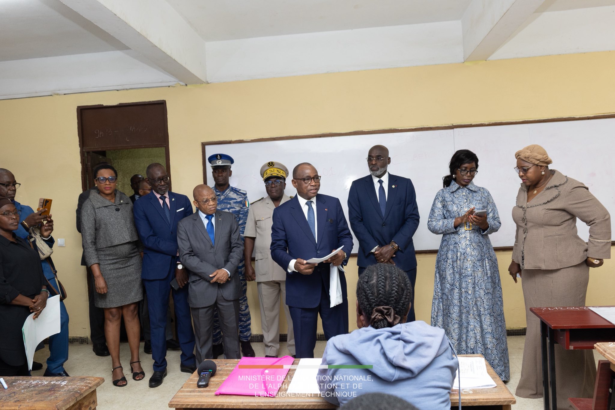 Le ministre N’Guessan Koffi (l’épreuve de composition française en main) donnant des conseils aux candidats.