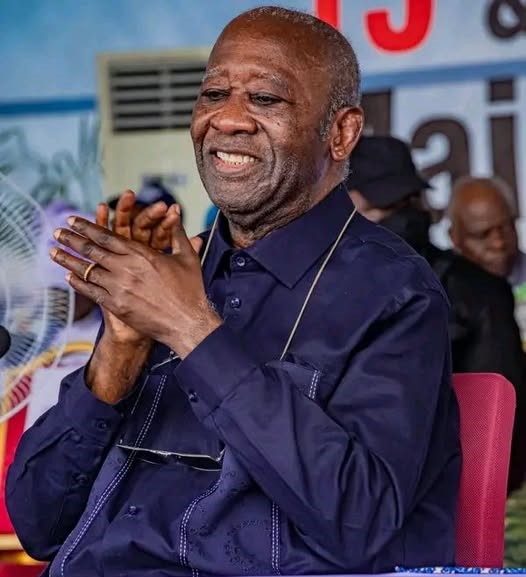 Le sourire de Gbagbo traduisant sa fierté en ses troupes.