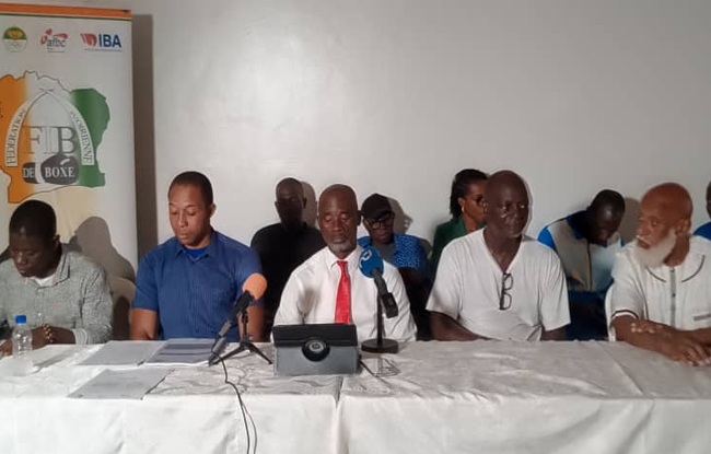 Arthur Boua (au c.) estime que la procédure engagée ne respecte ni les textes fédéraux ni les mécanismes internes prévus en cas de crise institutionnelle. (Ph : DR)