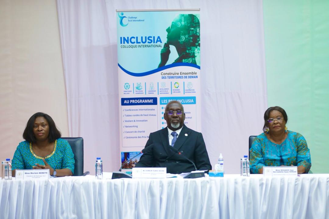 Alcide Djédjé (au centre) a représenté Kandia Camara à cette occasion. 