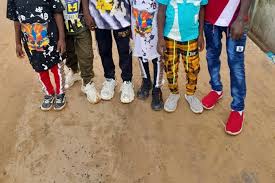 Des enfants ici dans la rue.
