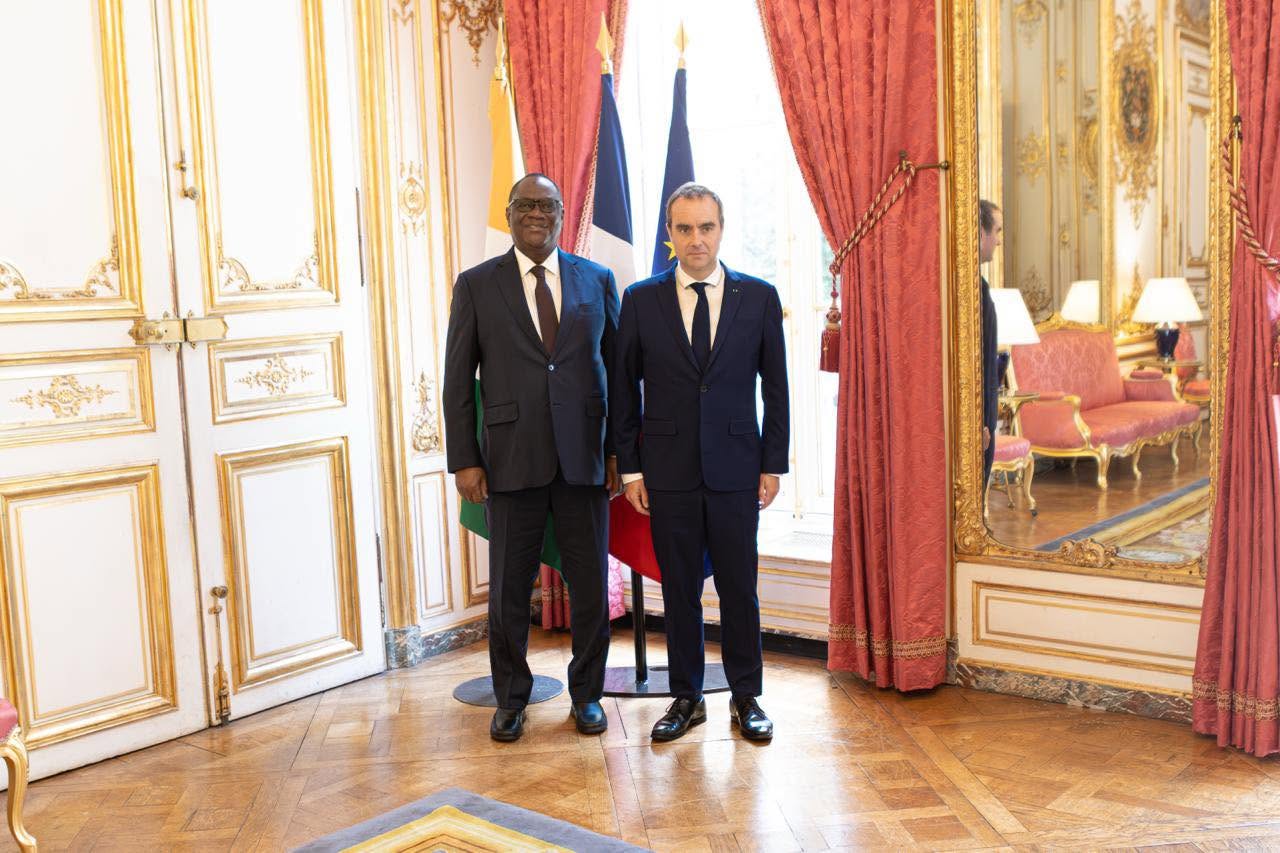 Sébastien Lecornu et son hôte (à gauche) ont échangé sur divers sujets. 
