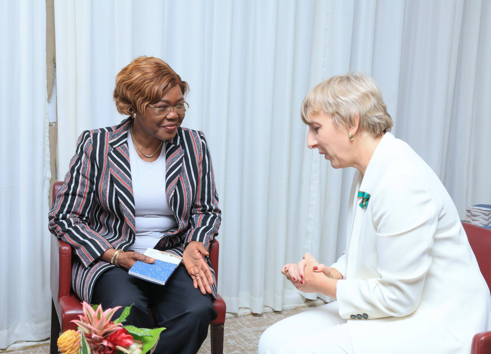 La cheffe de la diplomatie ivoirienne et l’ambassadrice de l’Italie en Côte d’Ivoire ont eu un tête-à-tête avant la cérémonie officielle.
