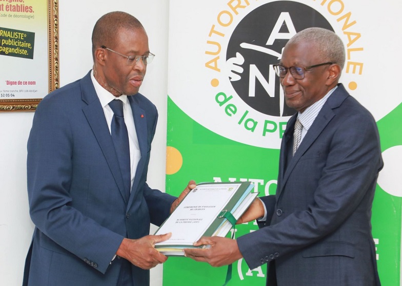 Bakari Sanogo (à g.) recevant les dossiers du président sortant, Samba Koné. (Ph. DR)