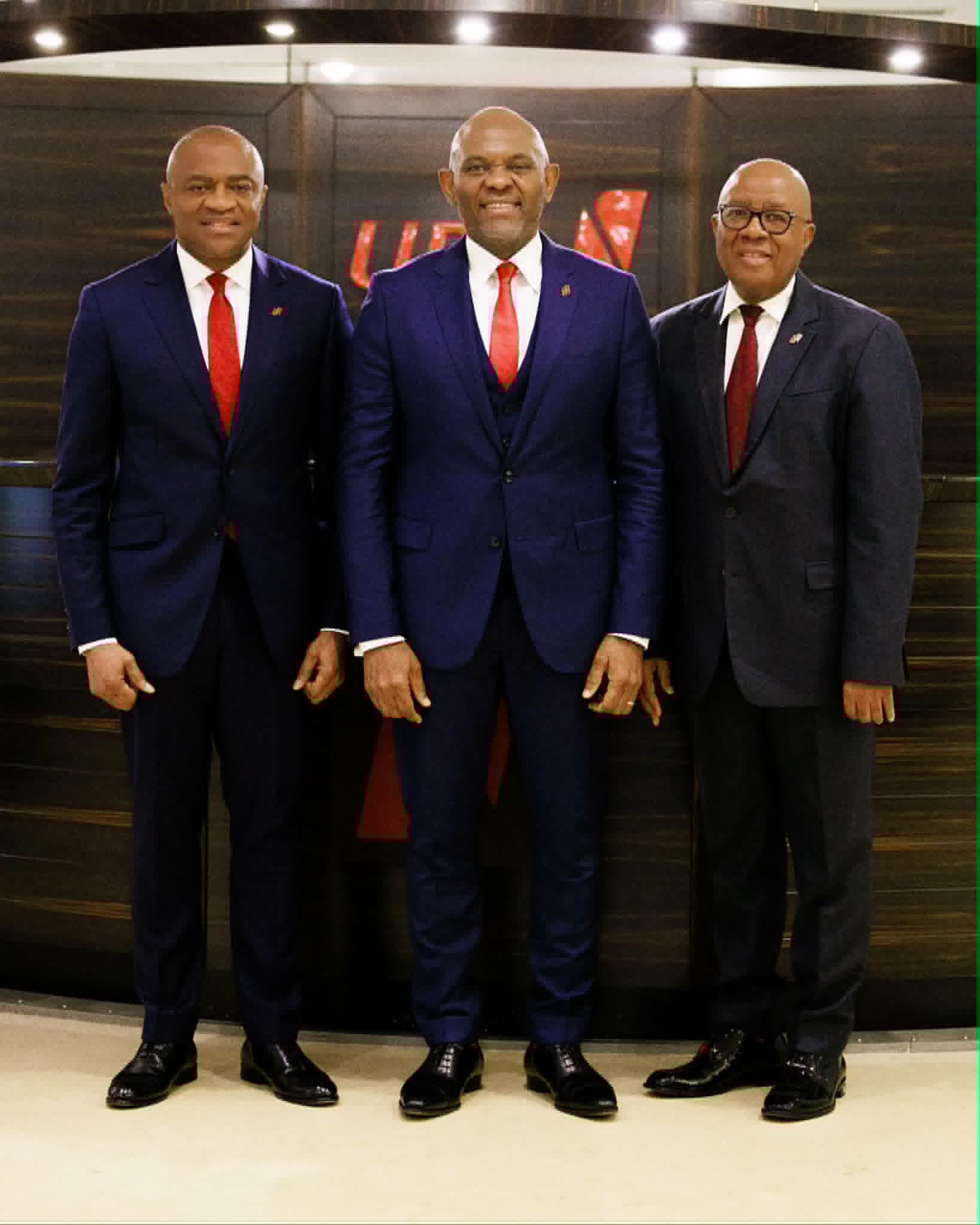 Tony Elumelu (au centre) cède son fauteuil à Emmanuel N. Nnorom (à droite) 