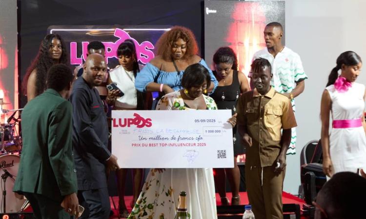 Prissy La Degameuse (au c,), heureuse de recevoir son prix des mains des organisateurs. (Ph. DR)