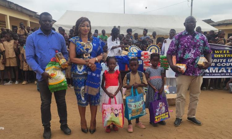 Les élèves ont reçu des vivres et des kits scolaires.