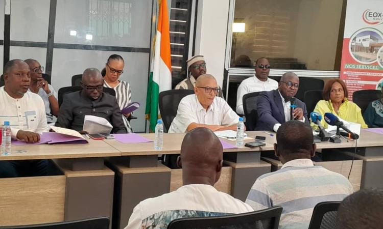 Les acquéreurs lors de la conférence de presse.