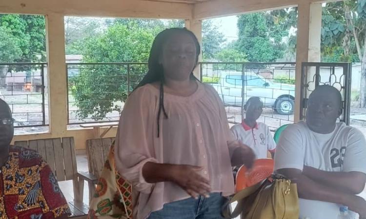 Kouassi Allomo Flore Faitay (debout) s’est entretenu avec ses hôtes. 