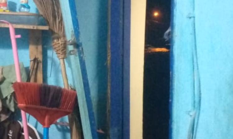 Une vue de la porte arrière cassée.