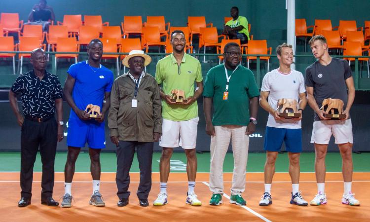 Les vainqueurs et les finalistes ont posé avec les autorités.