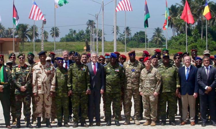 Officiers, sous-officiers et diplomates ont uni leurs forces.