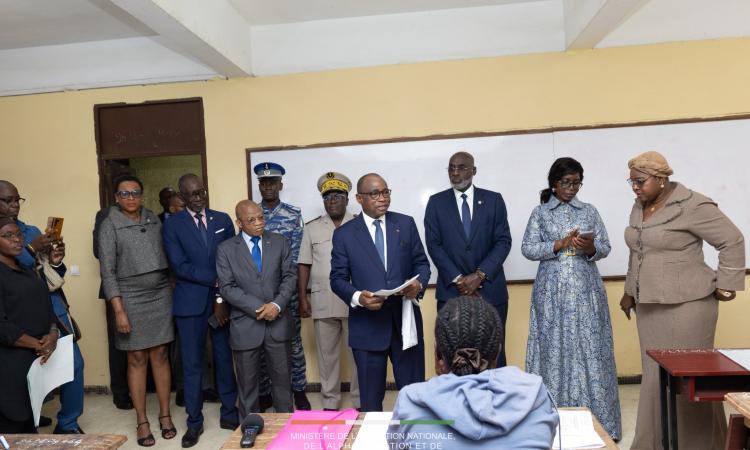 Le ministre N’Guessan Koffi (l’épreuve de composition française en main) donnant des conseils aux candidats.