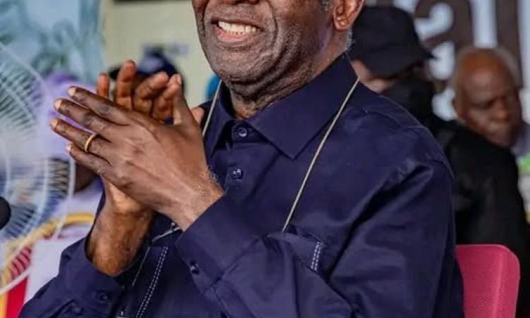 Le sourire de Gbagbo traduisant sa fierté en ses troupes.