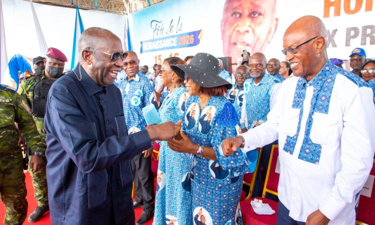Laurent Gbagbo saluant les responsables de son parti.