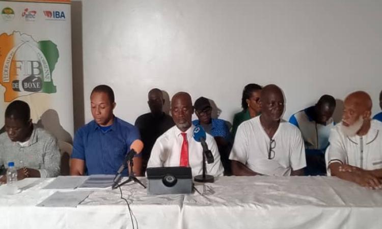 Arthur Boua (au c.) estime que la procédure engagée ne respecte ni les textes fédéraux ni les mécanismes internes prévus en cas de crise institutionnelle. (Ph : DR)