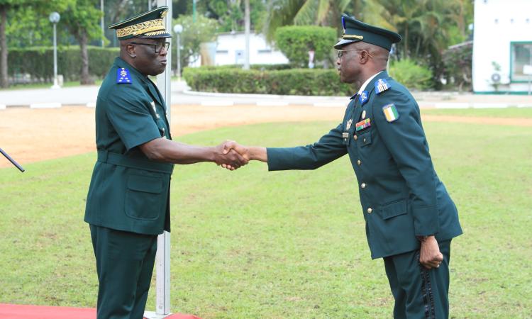 Lassina Doumbia (à gauche) a installé le colonel Koupé Silué.