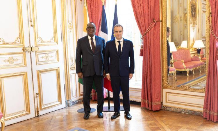 Sébastien Lecornu et son hôte (à gauche) ont échangé sur divers sujets. 