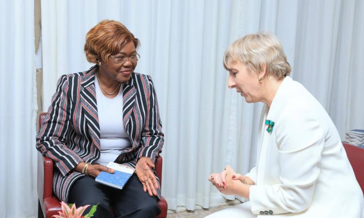 La cheffe de la diplomatie ivoirienne et l’ambassadrice de l’Italie en Côte d’Ivoire ont eu un tête-à-tête avant la cérémonie officielle.